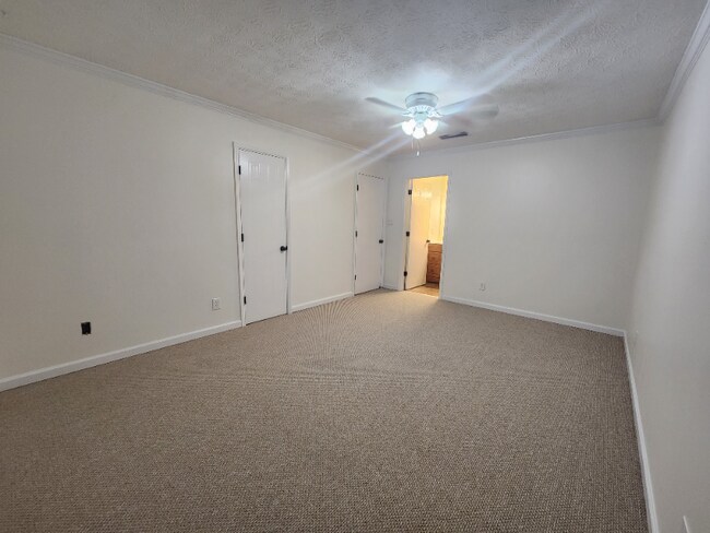 Building Photo - 910 Country Park Dr