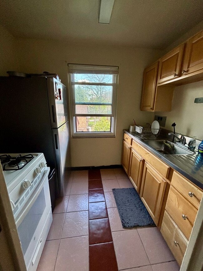 Building Photo - Spacious and Bright Shadyside 1 Bedroom