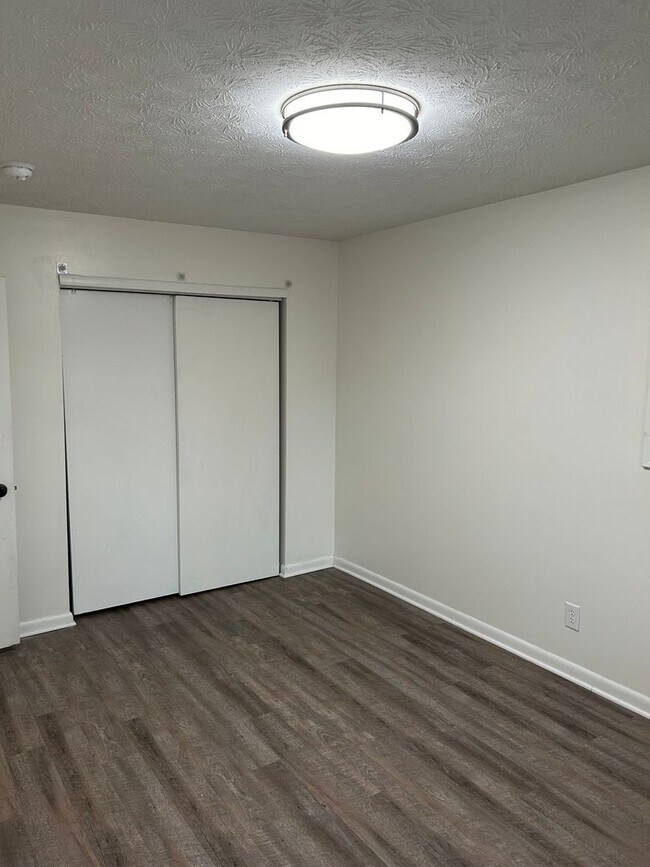 Foto del edificio - 7014-7016 N Manor Dr