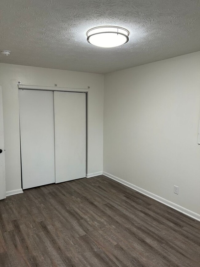 Building Photo - 7014-7016 N Manor Dr