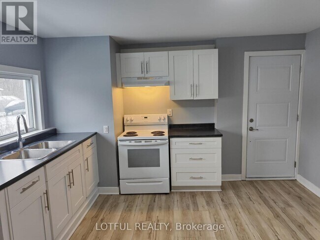 Building Photo - 17 Main St W