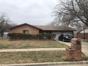 Building Photo - 2303 Daisy Dr