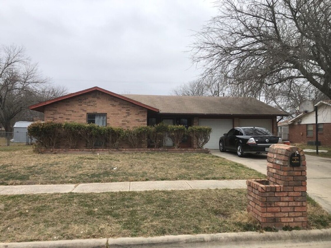 Foto principal - 2303 Daisy Dr