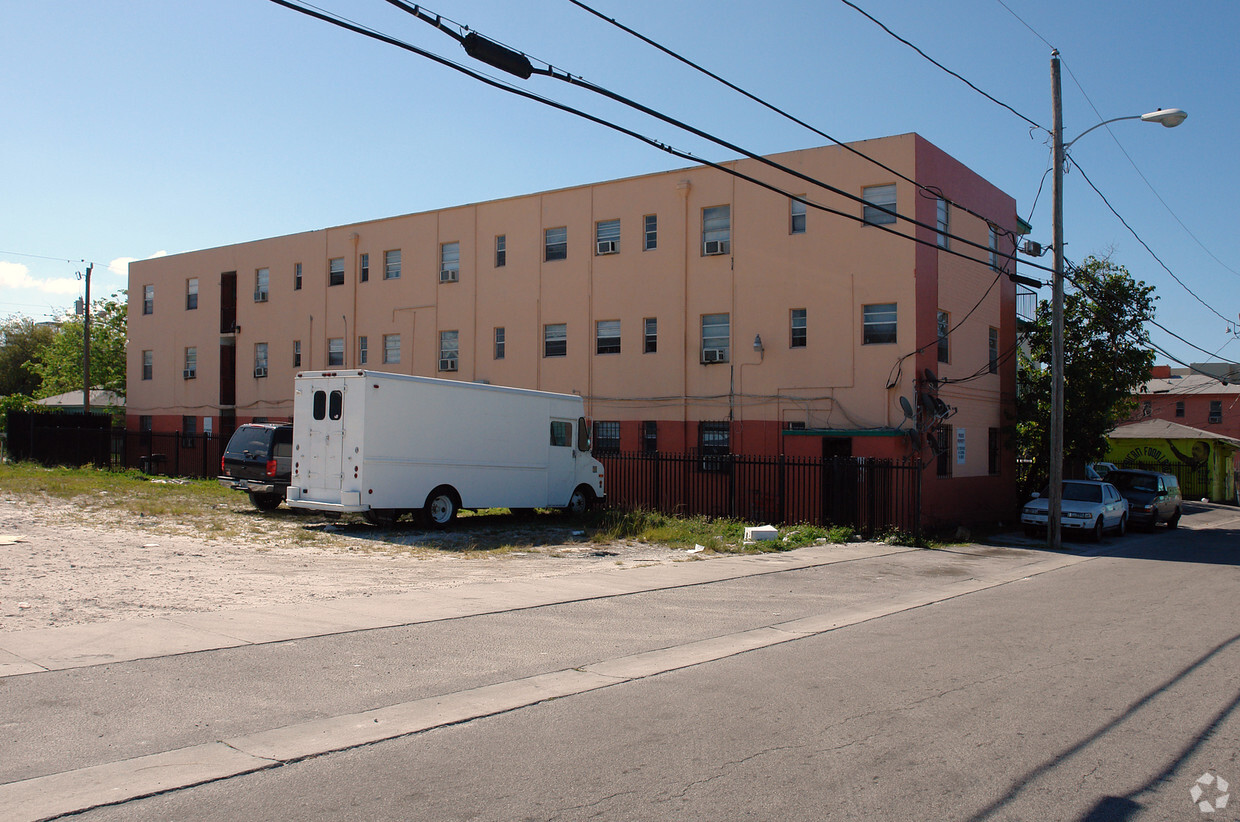 Primary Photo - Standford Apartments