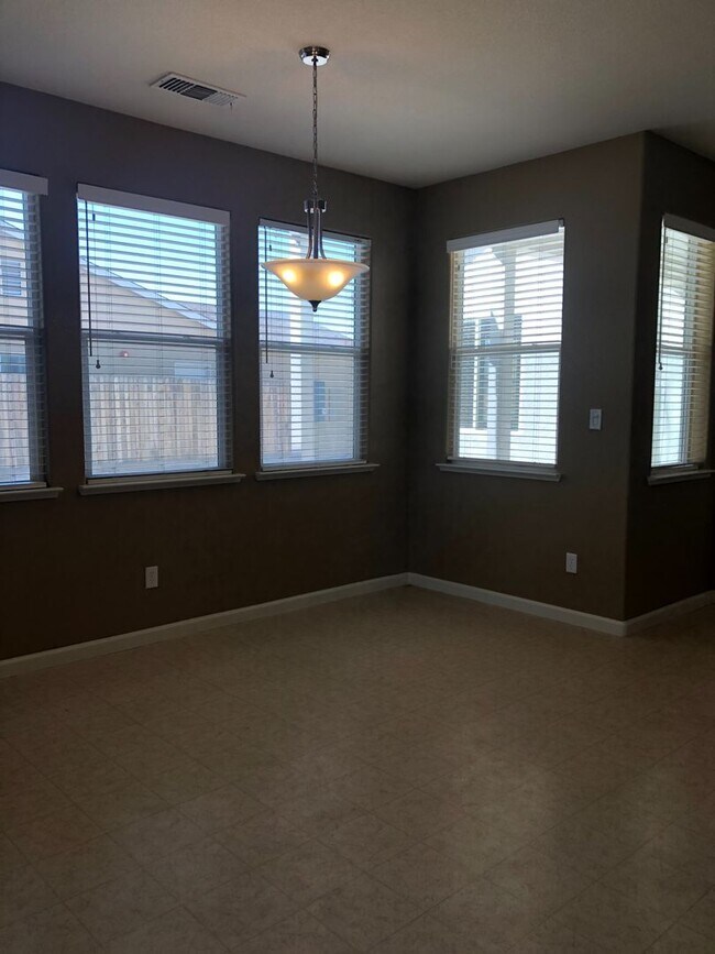 Foto del edificio - Huge 4 Bedroom + Loft 3 Bath Home for Rent!