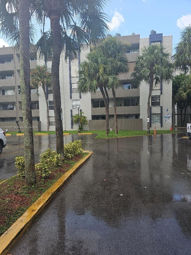 Foto del edificio - 10000 NW 80th Ct