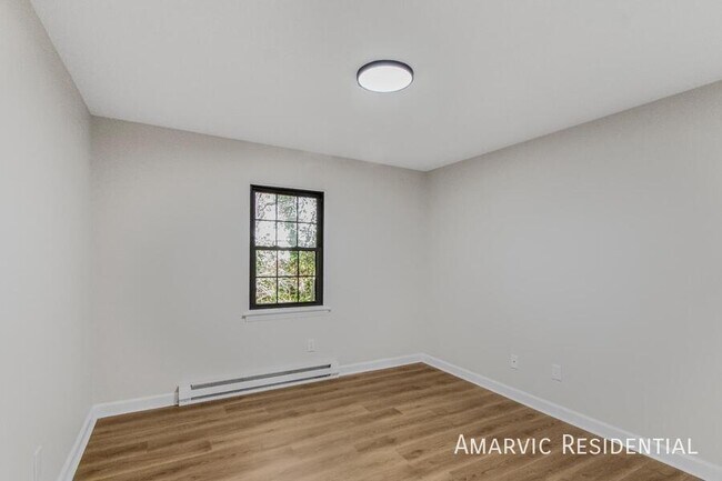 Foto del edificio - 2048 Godwin Ln