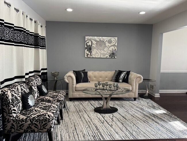 Foto del edificio - 433 N Walnut Ln