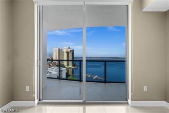 Building Photo - 3000 Oasis Grand Blvd