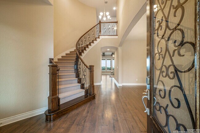 Foto del edificio - Sprawling 5-Bedroom Haven with Scenic View...