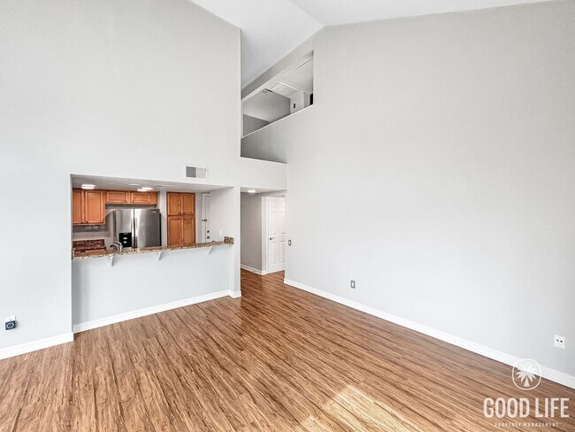 Building Photo - Beautiful 2BD/ 2BA W/ Reserved Parking in ...