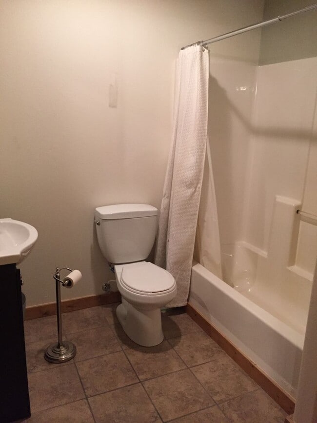 Building Photo - 3 bed/2 bath/ 2 car garage home in NP avai...