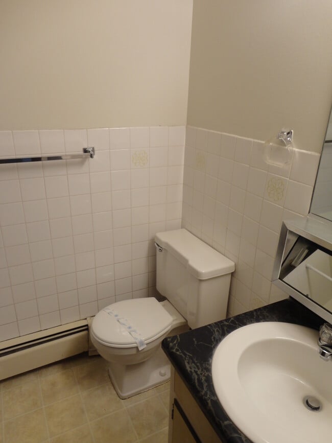 Building Photo - 204 E Mulberry St