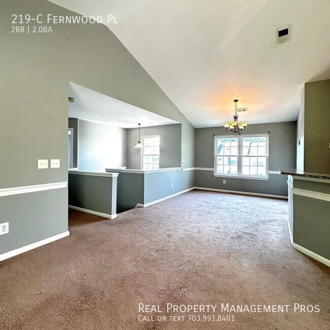 Foto del edificio - Elegant Condo with Cathedral Ceilings in P...