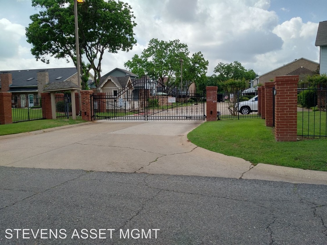 Primary Photo - 3634 Greenacres Place Dr
