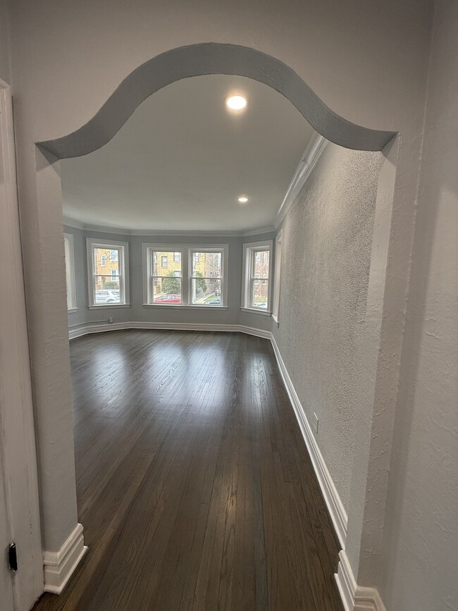 Building Photo - 2827 W Lunt Ave
