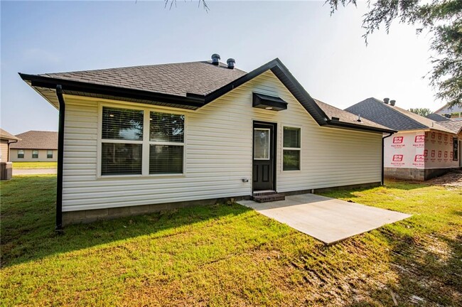 Building Photo - 508 E Osage Trce