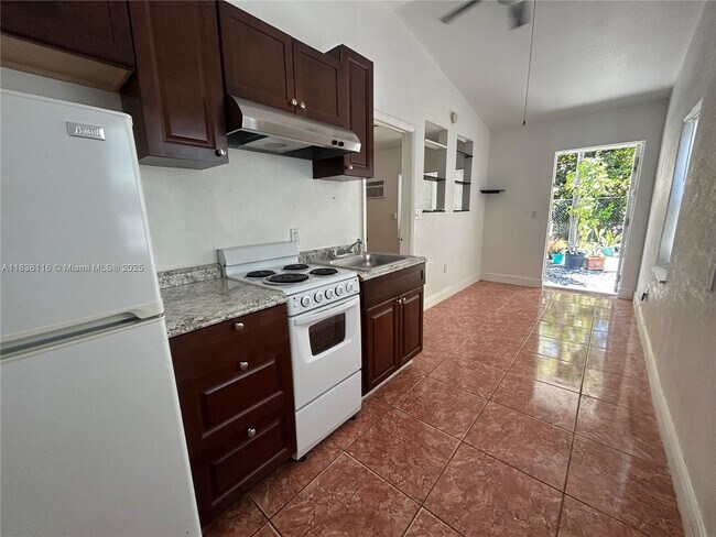 Foto del edificio - 110 NE 56th St