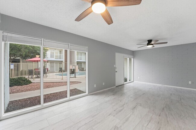 Building Photo - Well-maintained 2-bedroom, 1.5-bath townhome in the heart of Central Phoenix!