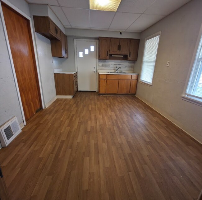 Foto del edificio - Single Family Home 3 beds 1 bath FOR RENT!