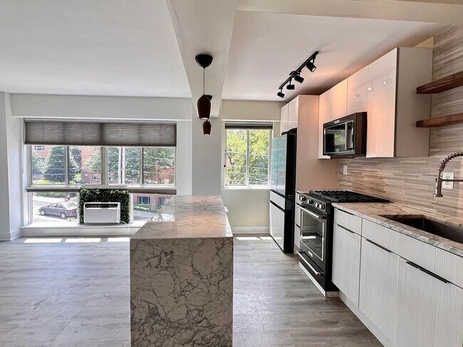 Building Photo - Great 2 Bed / 1 Bath Apartment near Embass...