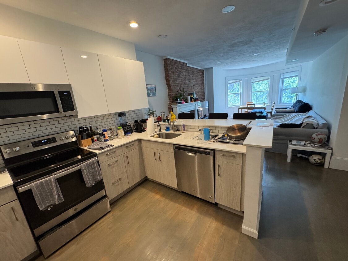 Primary Photo - 1402 Beacon St