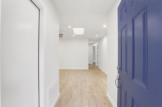Foto del edificio - Stunning Remodeled 3BR Duplex in Oviedo with Modern Upgrades
