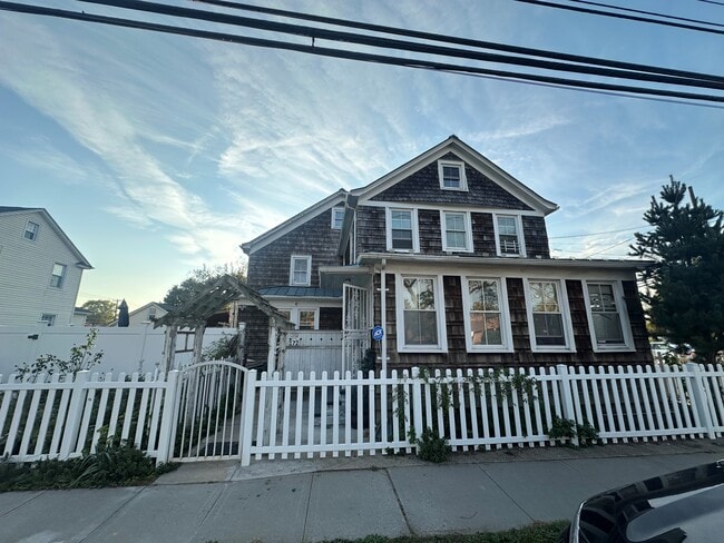 Building Photo - 172 Jerusalem Ave