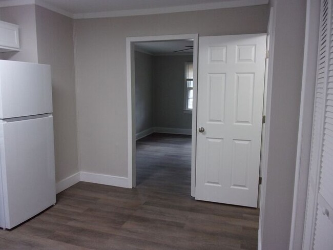 Building Photo - Renovated 2 Bedroom 1 1/2 Bath Townhome - ...