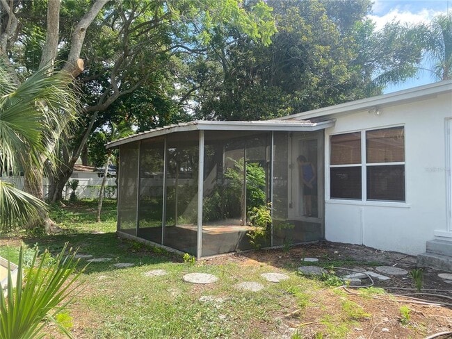 Foto del edificio - 8023 Country Club Rd N