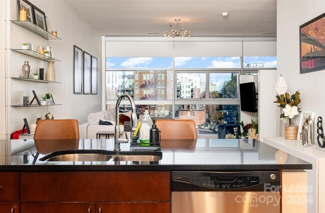 Foto del edificio - 307 W Trade St