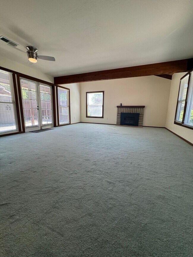Foto del edificio - 3 Bed, 2 Bath Condo in Bear Valley READY NOW!