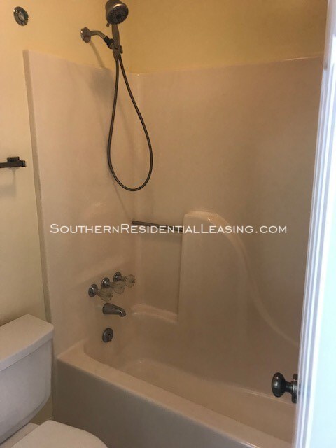 Building Photo - Newly remodeled townhome
