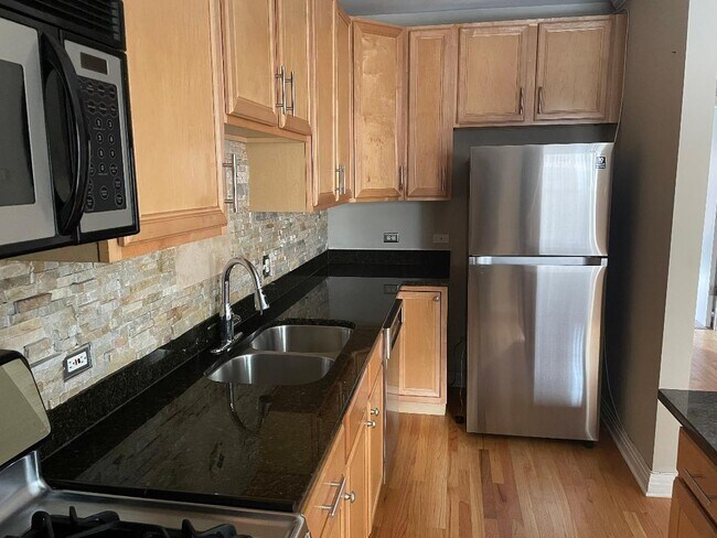 Kitchen - 4445 N Paulina St