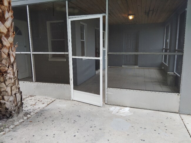 Building Photo - 873 Van Buren St