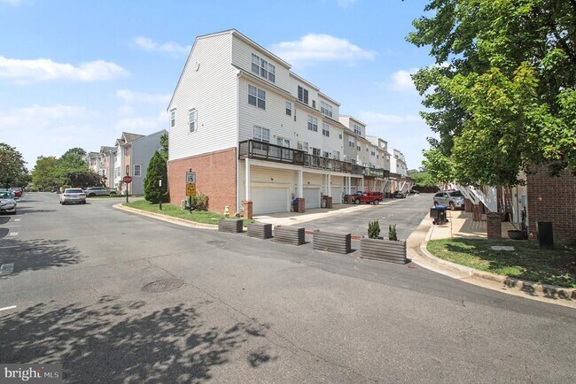Foto del edificio - 100 Meadows Ln