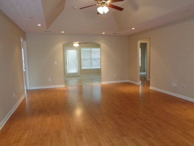 Building Photo - 1075 Savannah Ave