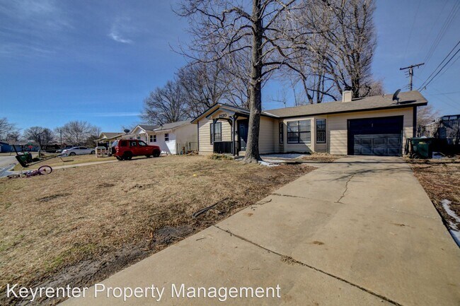 Building Photo - 3 br, 1 bath House - 2120 S Main St