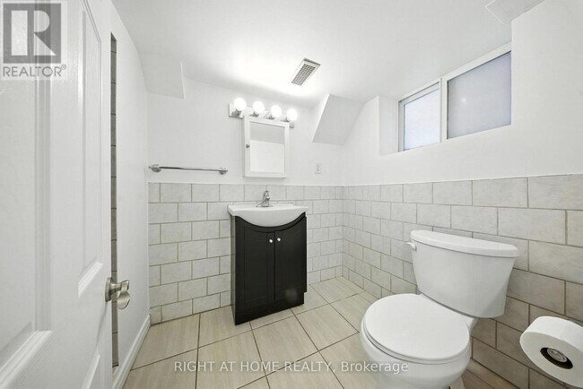 Photo du bâtiment - 169 Lawrence Ave W