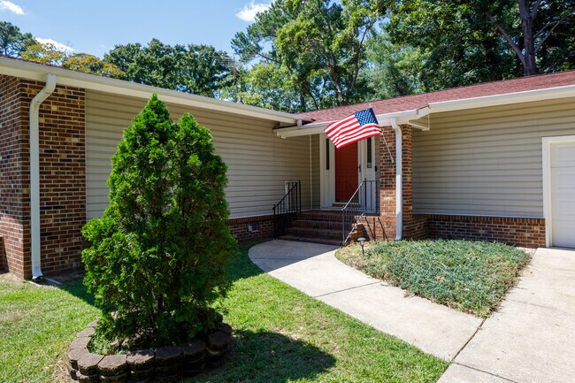 Foto del edificio - 606 Hilliard Dr