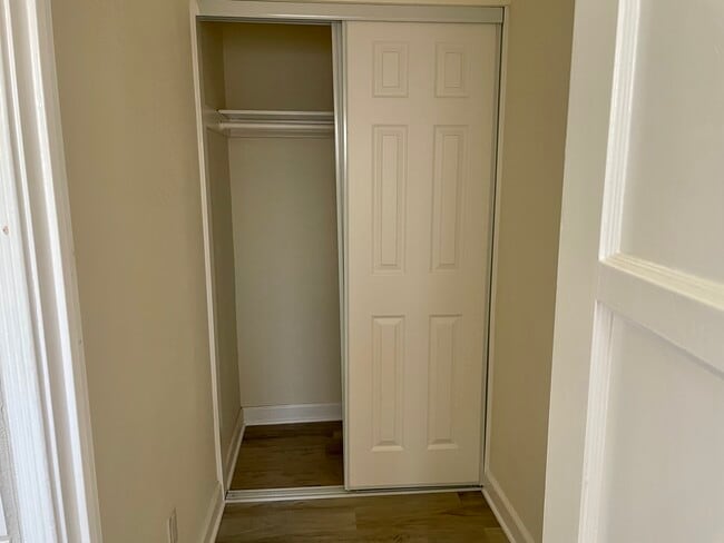 Building Photo - 6914 N Vista St