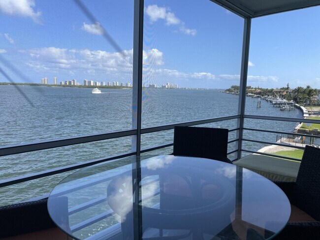 Foto del edificio - 60 Yacht Club Dr