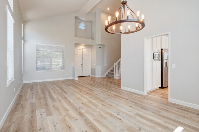 Building Photo - Walking Distance to LCC High School