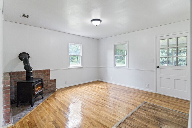 Building Photo - 6107 W River Dr NE