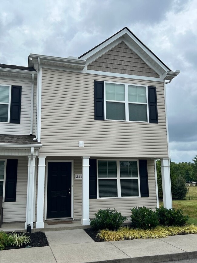 Building Photo - Heritage Place Townhome