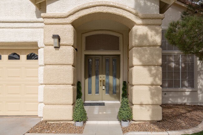 Building Photo - Enormous Silverado Ranch pool home with new paint and carpet