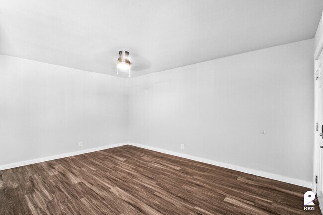 Foto del edificio - 803-809 Tirado St