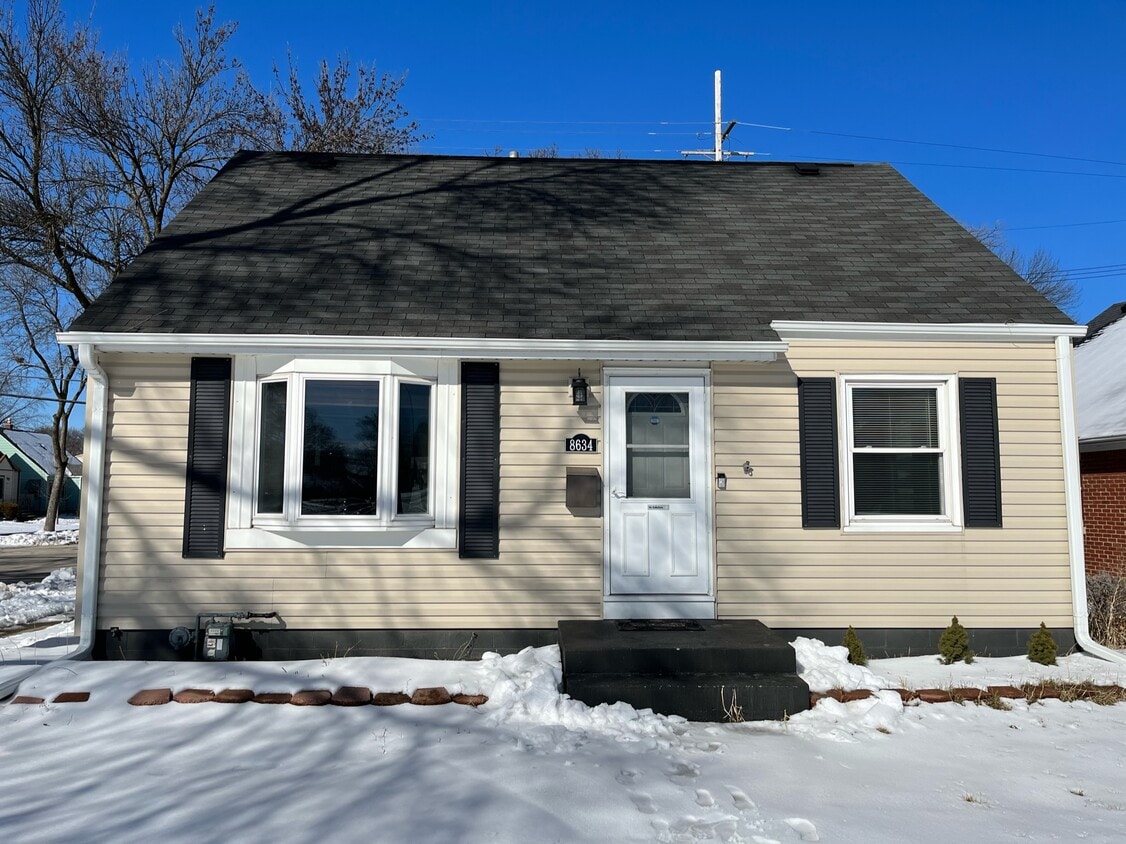 Primary Photo - 8634 W Burleigh St