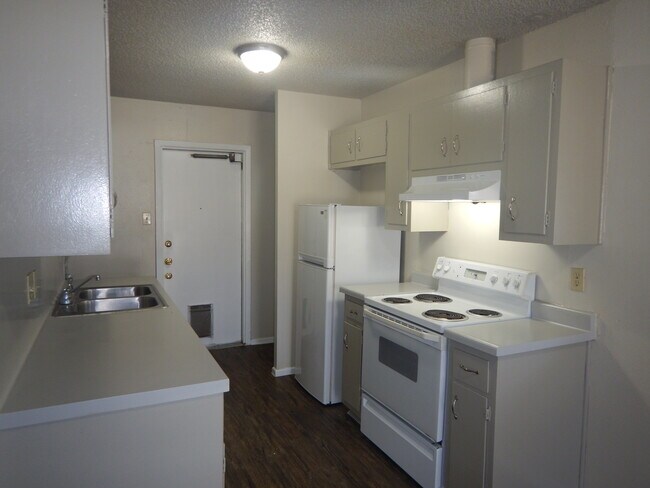 Building Photo - 2500 Clara Ln