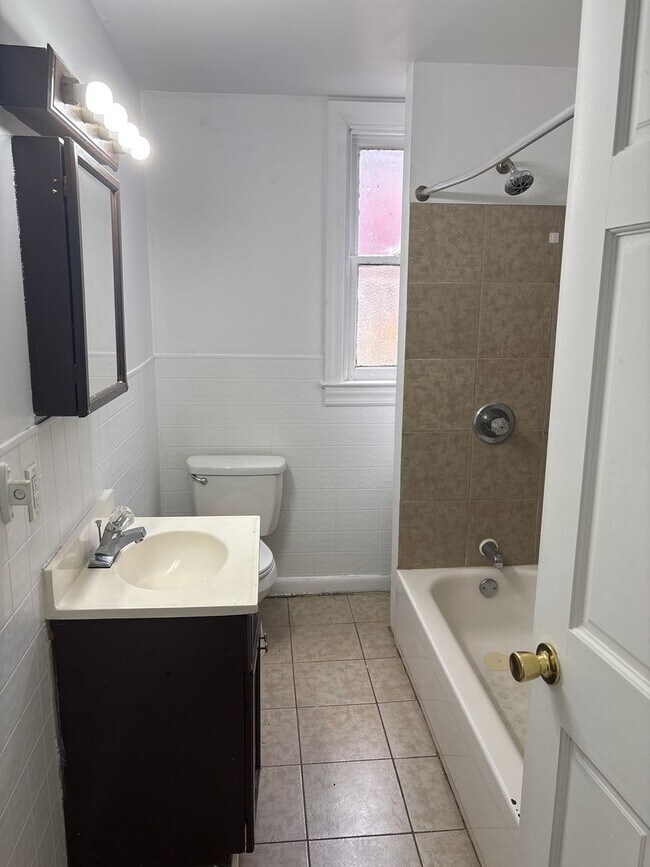 Building Photo - 3 Bedroom 1 Bath in the West End of York City